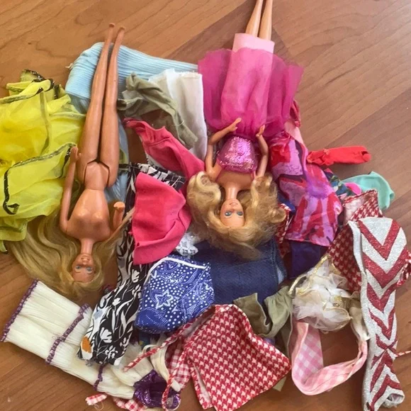 Vintage Barbies and lot of clothes - Picture 1 of 2